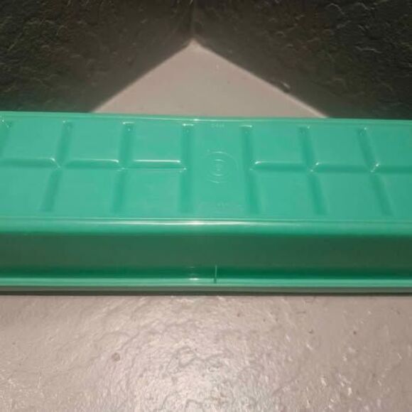 Jadeite Tupperware Celery Keeper 12" x 4" - Picture 3 of 5